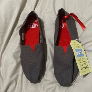 Women’s TOMS 6.5 NWT